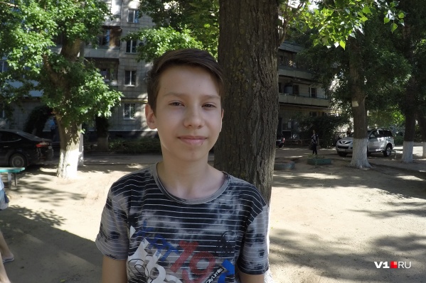 Мальчик столкнулся с завистью и пристальным вниманием Мальчик столкнулся с завистью и пристальным вниманием