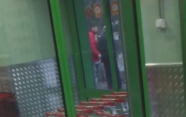 В Нижнем Новгороде продавец сетевого магазина надел покупателю на голову пакет и избил его