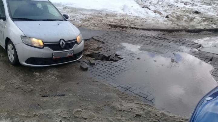 В Нижний Новгород пришла весна: рассказываем, как взыскать ущерб, если машина угодила в дорожную яму