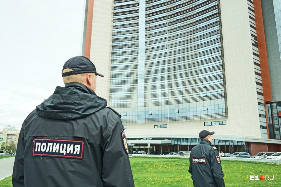 Е полиции. Отель полиция. Полиция в центре ЕКБ. Отель полицая. Отель полиция картинка.