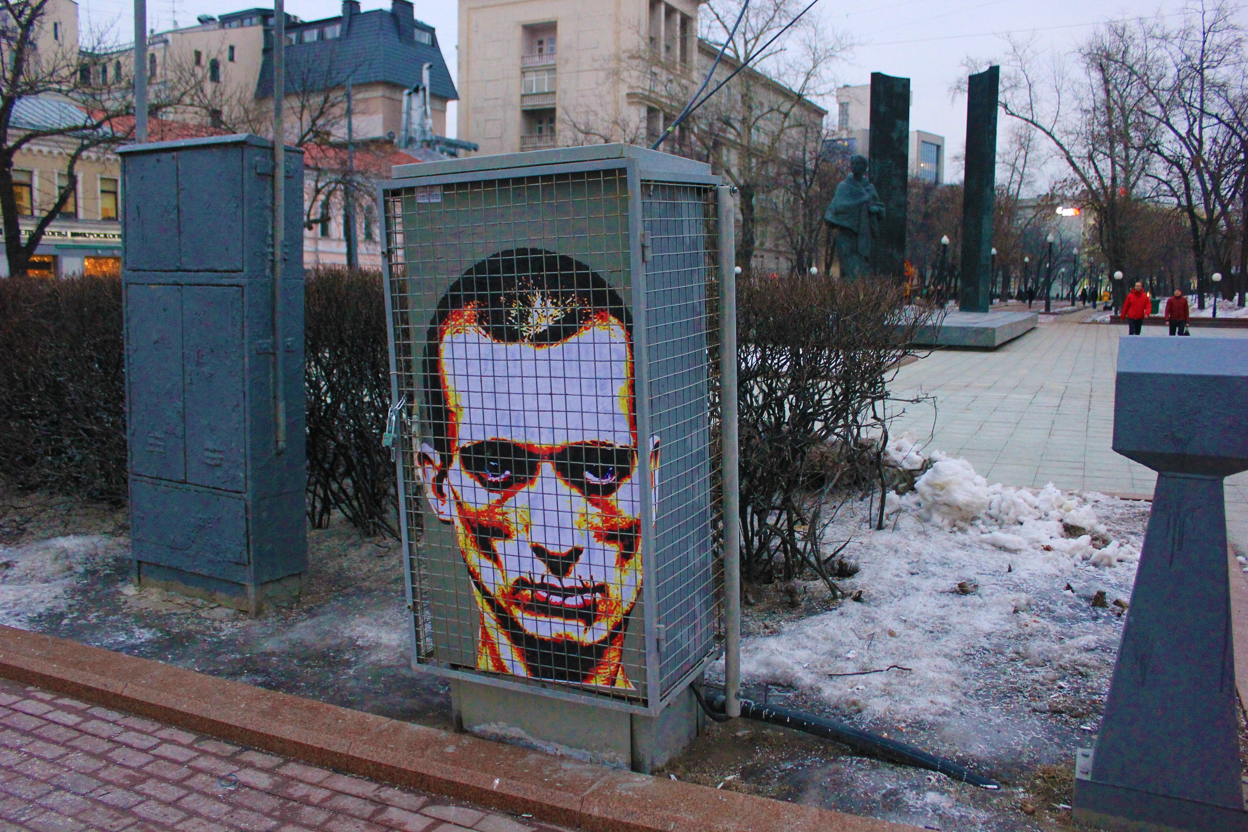 Портрет художника Петра Павленского Александр Жунев сделал 20 февраля 2016 года на электрошкафе на Большой Лубянке в Москве. Изображение оказалось за решеткой — на шкафу была сетка. На следующий день портрет закрасили полицейские <br>