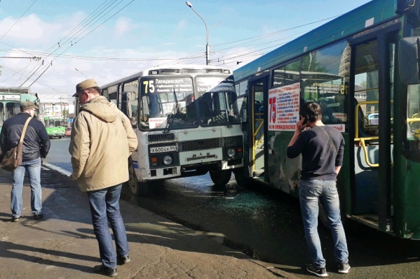 В результате аварии оказалось разбито стекло на одной из дверей автобуса В результате аварии оказалось разбито стекло на одной из дверей автобуса