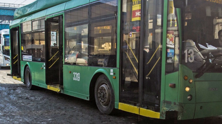 «Дверь откройте!»: полиция приехала в запертый троллейбус из-за ссоры пассажиров с кондуктором