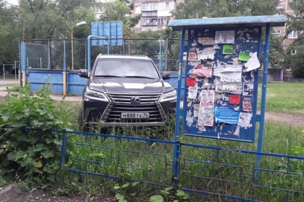 Улица Пионерская, 4: Lexus с заметными номерами въехал на газон, который невозможно не заметить Улица Пионерская, 4: Lexus с заметными номерами въехал на газон, который невозможно не заметить