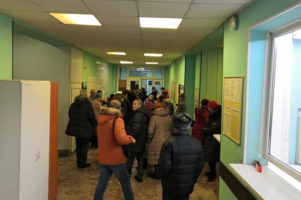 По словам посетителя поликлиники, в очереди стояли около 30 человек По словам посетителя поликлиники, в очереди стояли около 30 человек