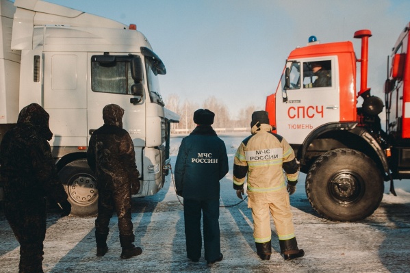 Спасатели выезжают к водителям, чтобы помочь завести автомобиль, оказать первую медицинскую помощь и, если нужно, отбуксировать машину на станцию техобслуживания Спасатели выезжают к водителям, чтобы помочь завести автомобиль, оказать первую медицинскую помощь и, если нужно, отбуксировать машину на станцию техобслуживания