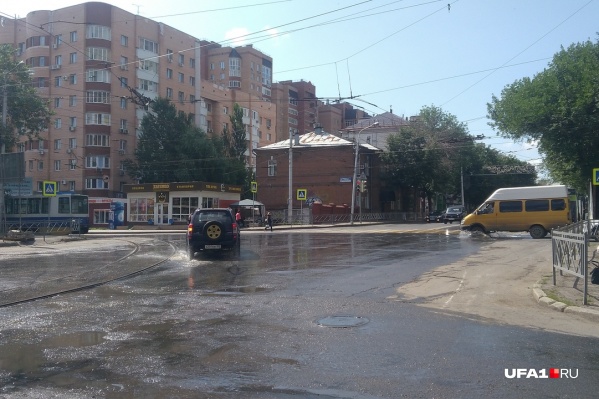 Так улица выглядела в 9 часов утра. Улицу не поливали специально, вода просто пошла верхом из колодца Так улица выглядела в 9 часов утра. Улицу не поливали специально, вода просто пошла верхом из колодца