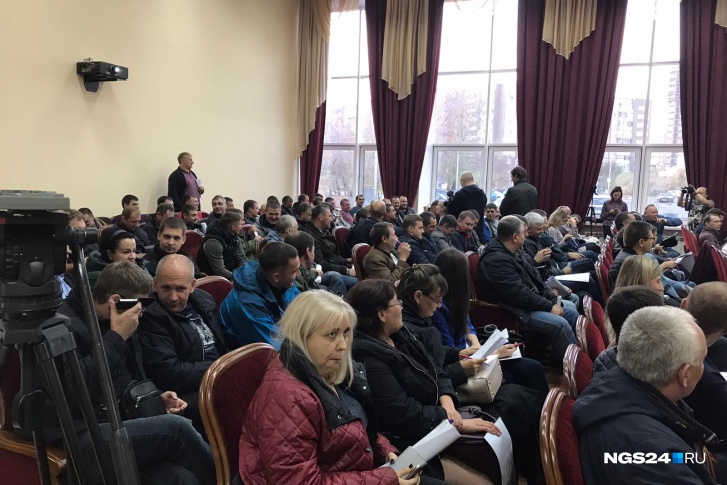 Весь зал в администрации района забит пришедшими красноярцами Весь зал в администрации района забит пришедшими красноярцами