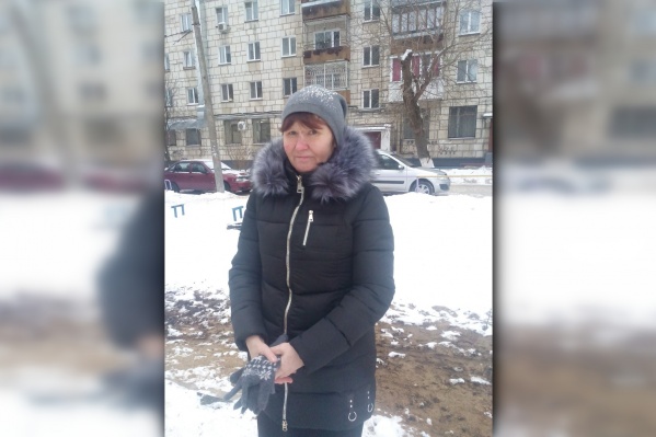 Женщине 48 лет. Она была одета в этот же пуховик, что на фото, на голове — серо-малиновая вязаная шапка Женщине 48 лет. Она была одета в этот же пуховик, что на фото, на голове — серо-малиновая вязаная шапка