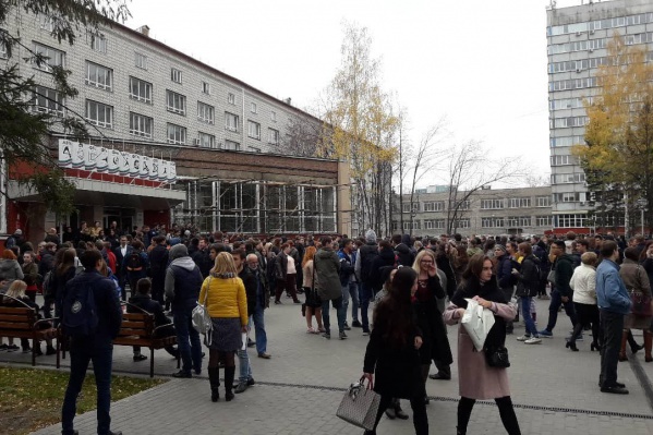 Студентов эвакуировали из всех корпусов вуза Студентов эвакуировали из всех корпусов вуза