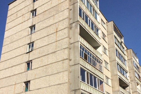 Отключение тепла в доме произошло из-за аварии — в тридцатиградусный мороз перемёрзли трубы на первом этаже восьмиэтажки Отключение тепла в доме произошло из-за аварии — в тридцатиградусный мороз перемёрзли трубы на первом этаже восьмиэтажки