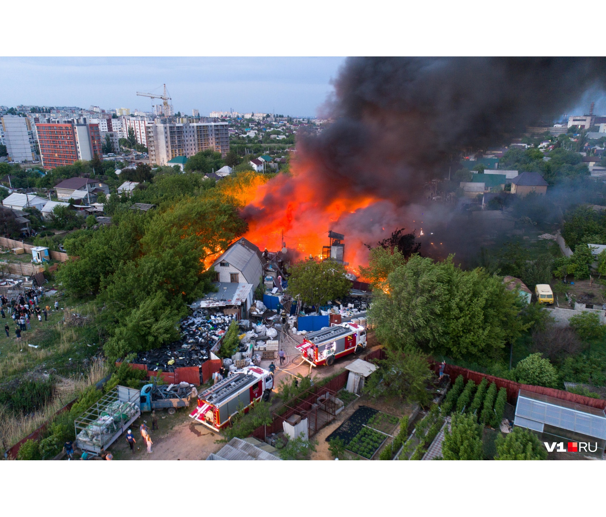 Появились кадры пожара у Мамаева Кургана в Волгограде: ВИДЕО