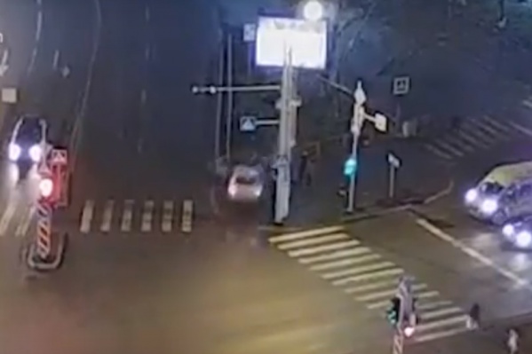 Тюменка не вписалась в поворот и налетела на пешеходов Тюменка не вписалась в поворот и налетела на пешеходов