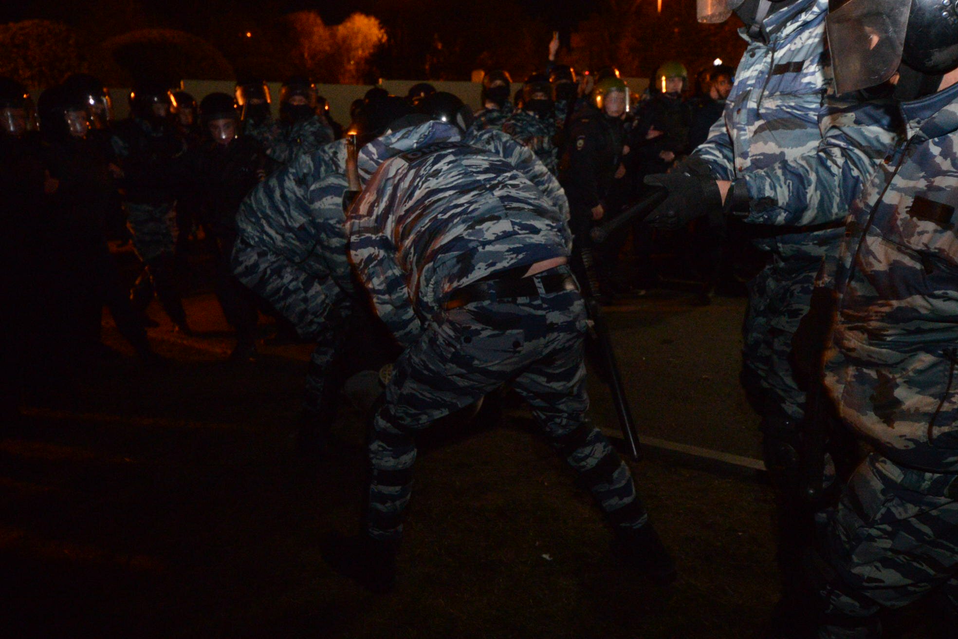 ОМОН задерживает людей, взрывающих петарды: онлайн со скандальной стройки храма в Екатеринбурге