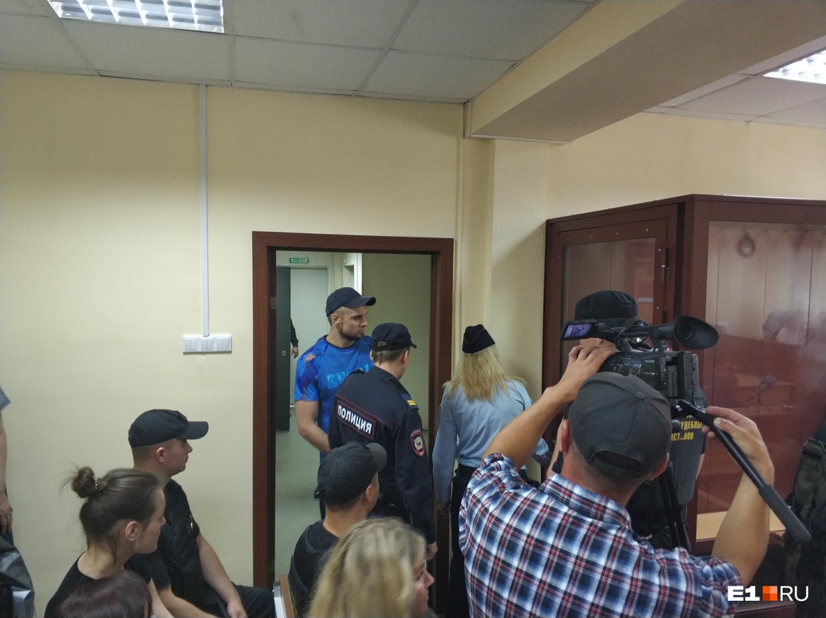 Грабили, чтобы спасти маму: в Екатеринбурге осудили банду экс-полицейских на велосипедах