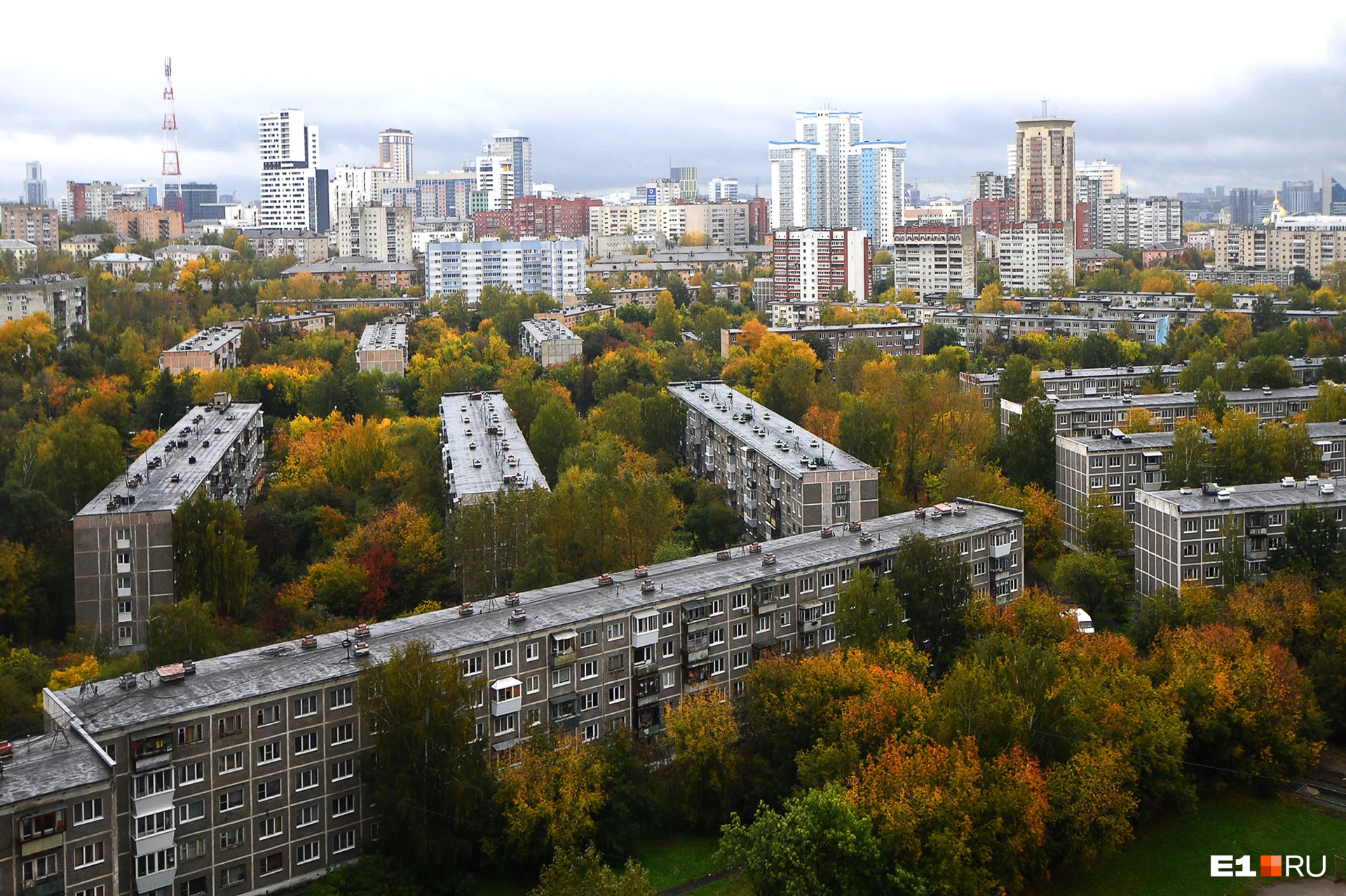 Сбоку — хрущевки Сбоку — хрущевки