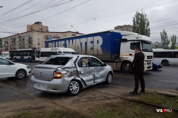 Авария произошла на пересечении проспекта Ленина и 7-й Гвардейской Авария произошла на пересечении проспекта Ленина и 7-й Гвардейской