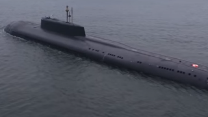 Минобороны показало, как атомная подлодка «Омск» поражает корабль ракетой