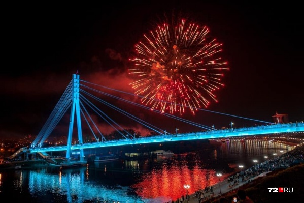 Салют в Тюмени смотрелся особенно эффектно на фоне красиво подсвеченного Моста Влюбленных Салют в Тюмени смотрелся особенно эффектно на фоне красиво подсвеченного Моста Влюбленных