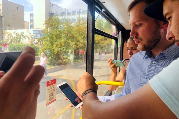 Чиновники проверили количество и расположение QR-кодов в салоне автобусов Чиновники проверили количество и расположение QR-кодов в салоне автобусов