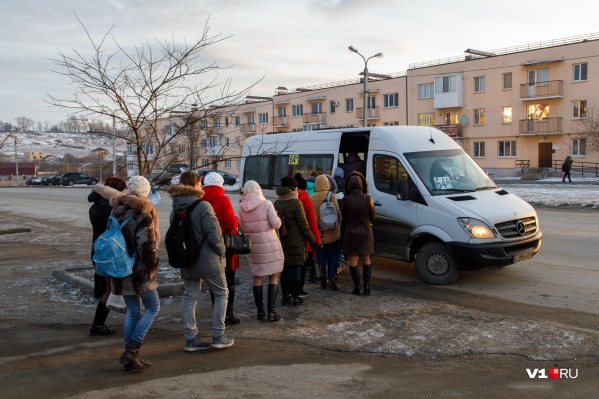 Уже сегодня на остановках Волгограда выросли длинные очереди Уже сегодня на остановках Волгограда выросли длинные очереди 
