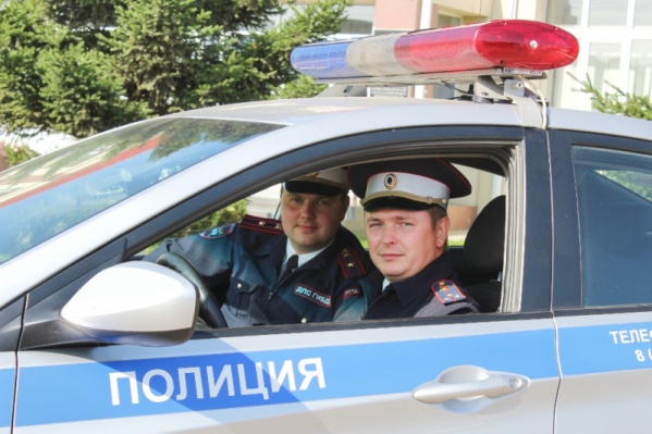 Полицейские Дмитрий Белошапкин и Евгений Баканов доставили мужчину с больным ребенком до больницы Полицейские Дмитрий Белошапкин и Евгений Баканов доставили мужчину с больным ребенком до больницы