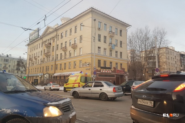 Движение на оживленной улице замерло из-за ДТП Движение на оживленной улице замерло из-за ДТП