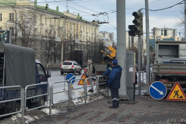 Вдоль бульвара на проспекте Ленина заборы убрали, а на перекрёстках по требованию ГОСТ оставили Вдоль бульвара на проспекте Ленина заборы убрали, а на перекрёстках по требованию ГОСТ оставили