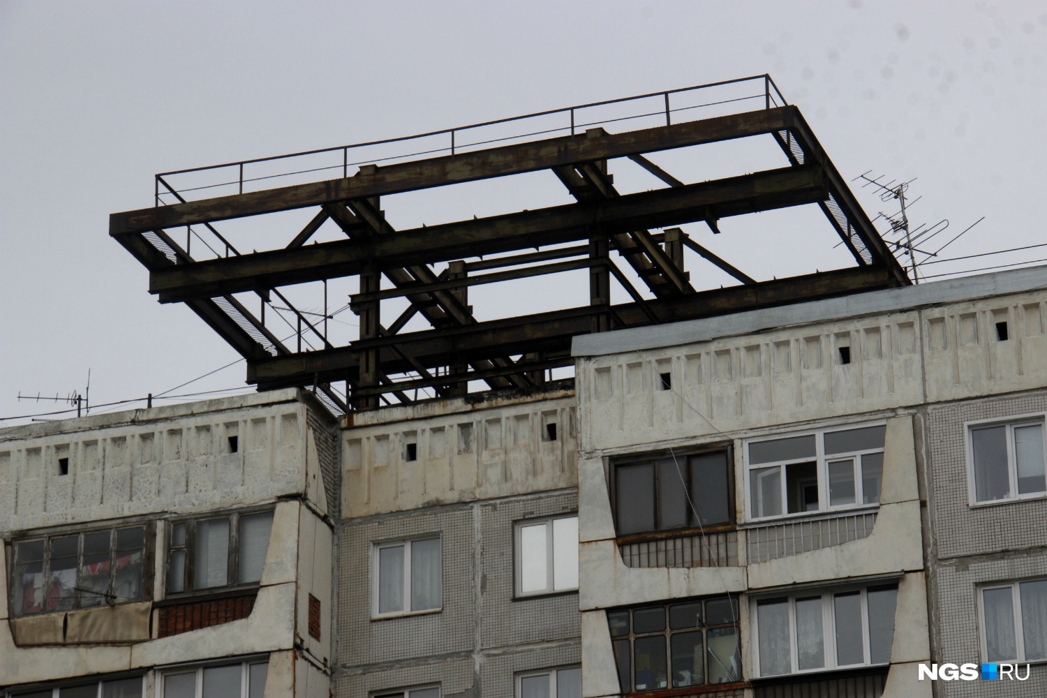 Стабилизирующие стальные конструкции на крыше девятиэтажки на улице Челюскинцев