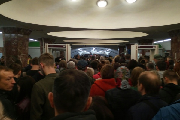Пассажиры попали в толпу перед входом на станцию Пассажиры попали в толпу перед входом на станцию