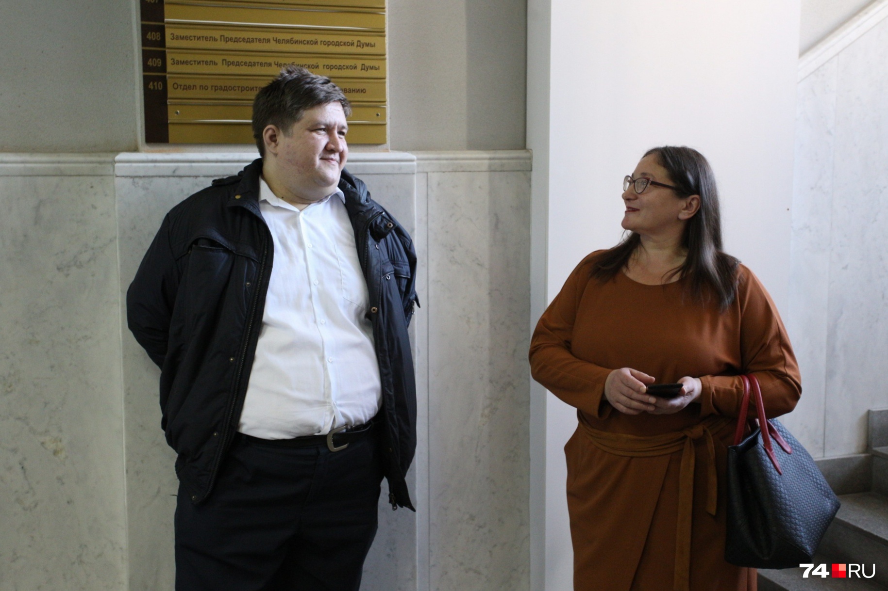 После своего выступления Ирина Зезюкова обсудила с другим кандидатом — Александром Агарковым — есть ли у мэра охрана После своего выступления Ирина Зезюкова обсудила с другим кандидатом — Александром Агарковым — есть ли у мэра охрана