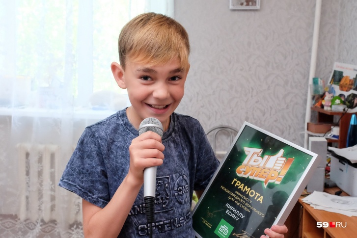 Школьник много времени уделяет занятиям музыкой Школьник много времени уделяет занятиям музыкой