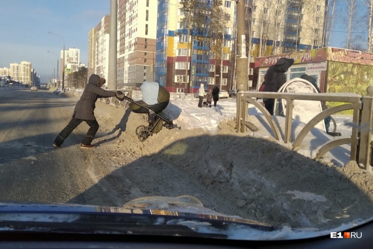 Победитель конкурса самых эпичных кадров со снегом: мама с коляской мужественно преодолевает сугроб на перекрестке Краснолесья — Чкалова Победитель конкурса самых эпичных кадров со снегом: мама с коляской мужественно преодолевает сугроб на перекрестке Краснолесья — Чкалова