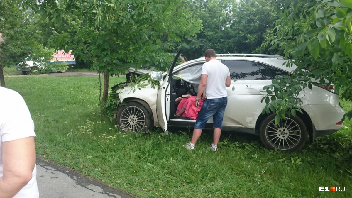 На ВИЗе пьяная девушка за рулём Lexus c красивым номером снесла три дерева  и дорожное ограждение | 05.07.2018 | Екатеринбург - БезФормата