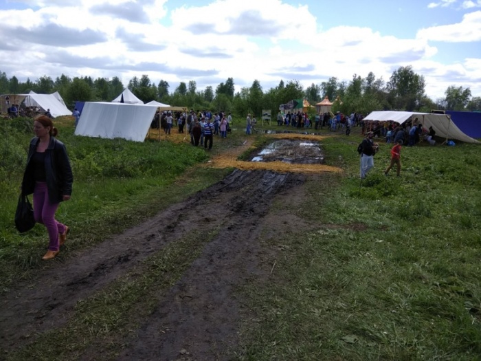 Погода не помешала любителям исторической реконструкции приехать на фестиваль. Фото Дарьи Корневой Погода не помешала любителям исторической реконструкции приехать на фестиваль. Фото Дарьи Корневой