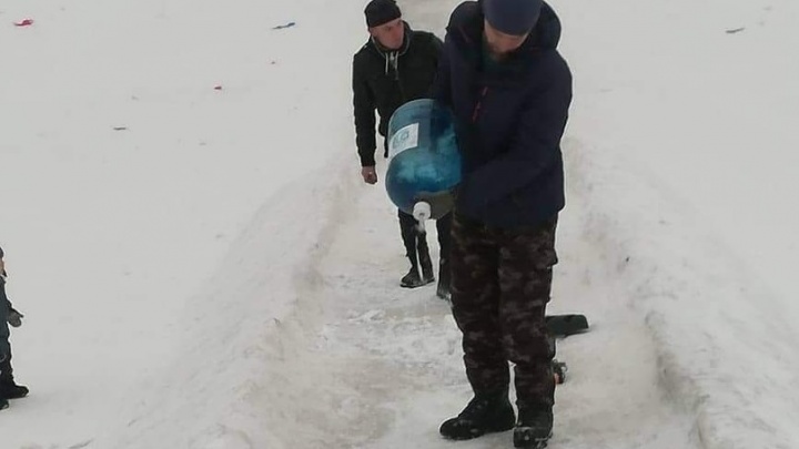 После жалоб жителей в Челябинске отремонтировали ледяную горку с дырами