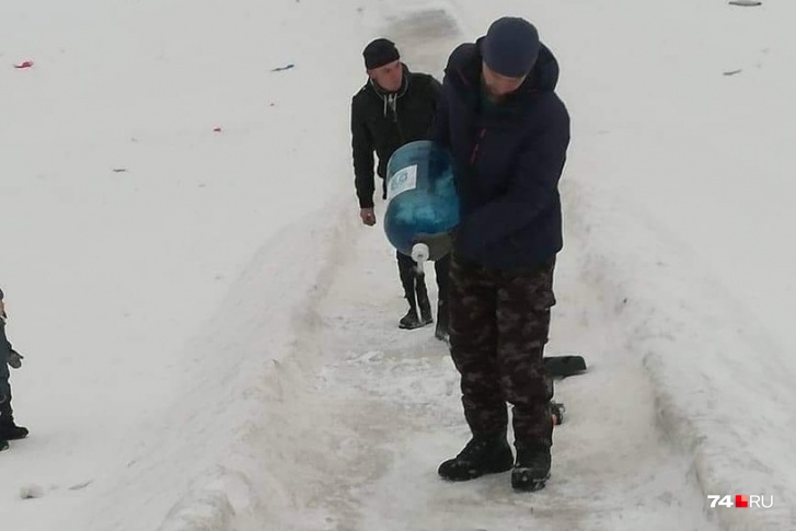 На пробоины в горке чиновники обратили внимание после жалобы читателей 74.RU На пробоины в горке чиновники обратили внимание после жалобы читателей 74.RU