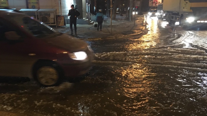 На дороге — потоп: в Самаре в районе пересечения Авроры и Карла Маркса прорвало трубу