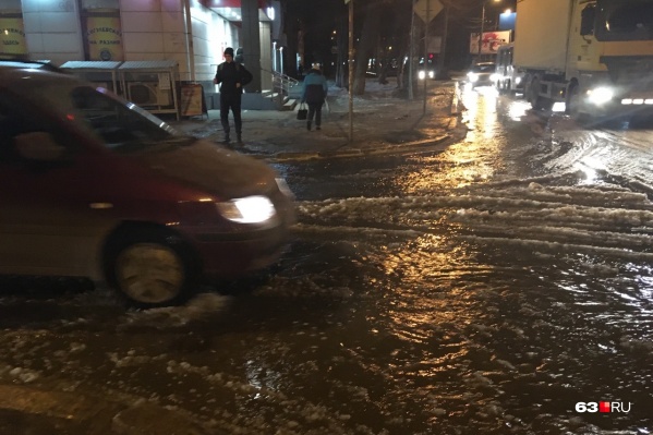 Потоки воды затруднили движение Потоки воды затруднили движение 