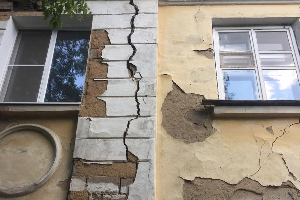 Пошла трещина по стене. Трещины на фасаде. Трещины на фасадах зданий. Трещина в многоквартирном доме. Трещина в стене дома.