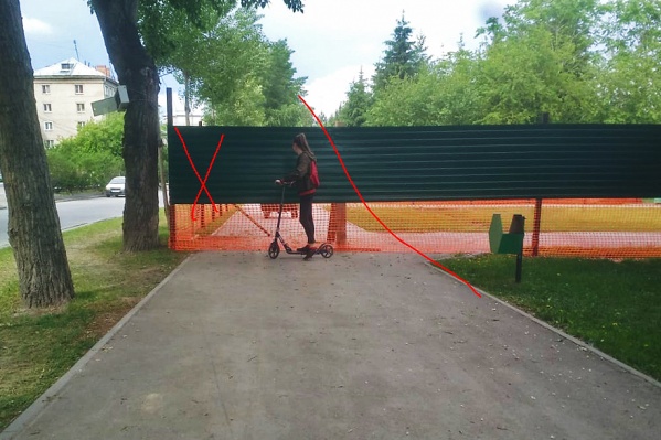 Вид на перегороженную дорожку со стороны улицы Плахотного Вид на перегороженную дорожку со стороны улицы Плахотного