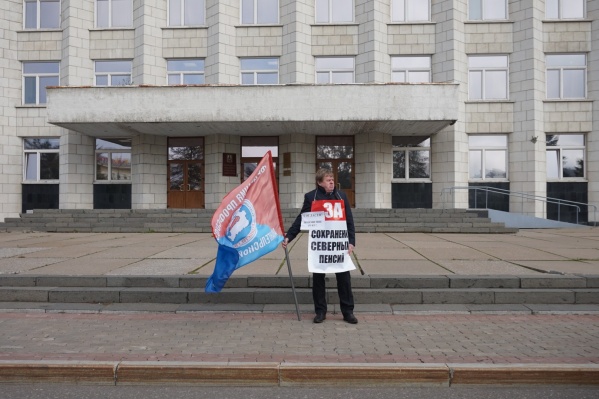 Люди встали в пикет с девяти утра Люди встали в пикет с девяти утра