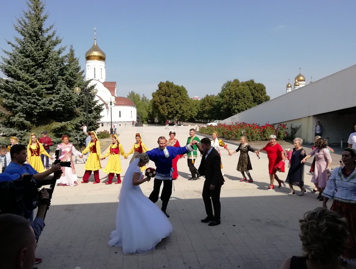 «Русские, татары и таджики — в общем хороводе»: в Тольятти прошёл фестиваль национальных свадеб