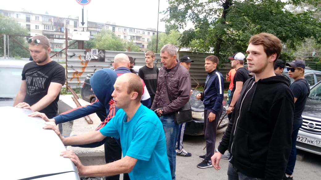 Жителей двора утром разбудил скрежет металла, это неизвестные пытались очистить двор от машин Жителей двора утром разбудил скрежет металла, это неизвестные пытались очистить двор от машин