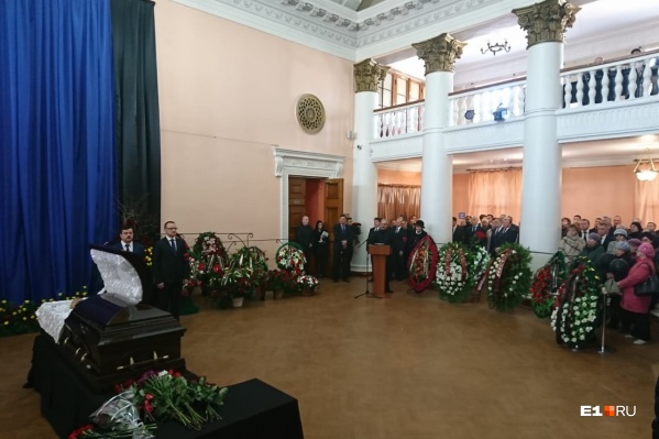 На торжественном прощании вспоминали, как много Владислав Тетюхин сделал для города и страны На торжественном прощании вспоминали, как много Владислав Тетюхин сделал для города и страны