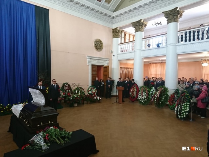 На торжественном прощании вспоминали, как много Владислав Тетюхин сделал для города и страны На торжественном прощании вспоминали, как много Владислав Тетюхин сделал для города и страны