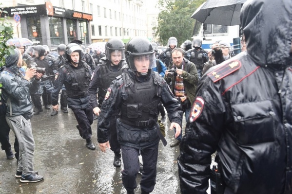 Полицейские задерживали журналистов, несмотря на редакционные удостоверения Полицейские задерживали журналистов, несмотря на редакционные удостоверения