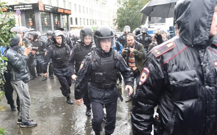 Полицейские задерживали журналистов, несмотря на редакционные удостоверения Полицейские задерживали журналистов, несмотря на редакционные удостоверения