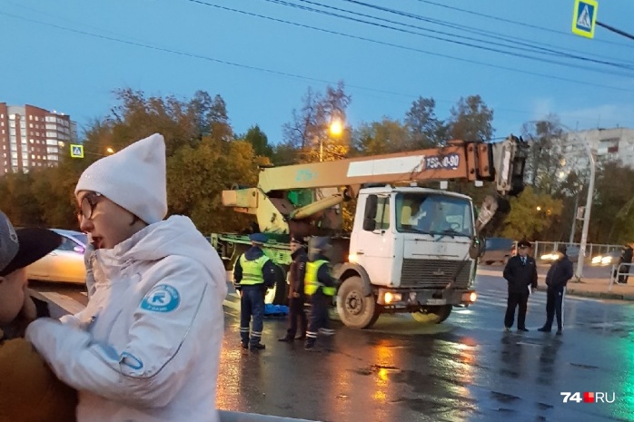 Кадр челябинск. Автокран сбил девочку в Челябинске. В Челябинске кран сбил школьницу. «Челябинск автокран на смерть сбил школьницу». Девушка на автокране.