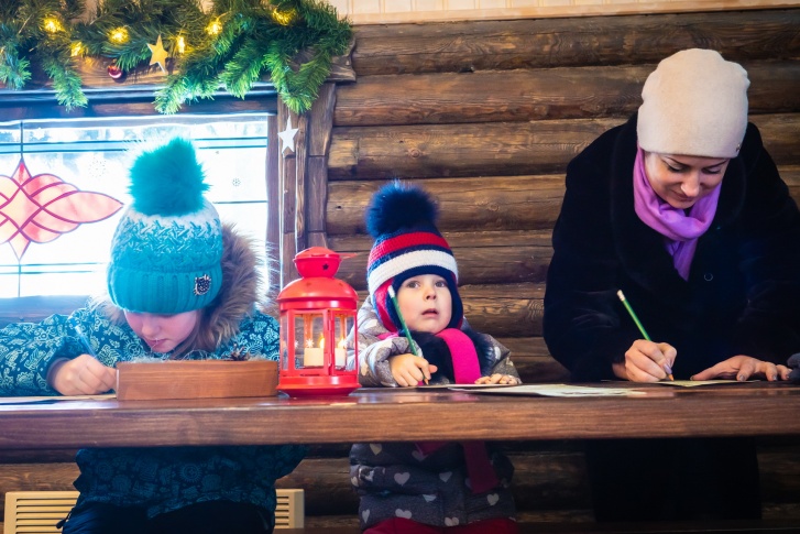 Пишут письма Деду Морозу как дети, так и взрослые